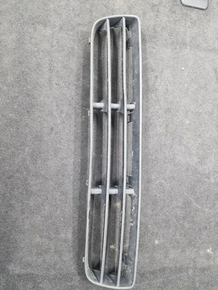 Volkswagen Bora (1998 - 2005) 1J5853677B Нижняя решетка переднего бампера — фото 1