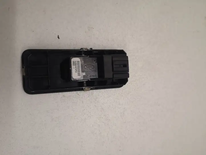 Land Rover Discovery 3 - LR3 (2004 - 2009) YUD501070PVJ Блок кнопок стеклоподъемников — фото 2