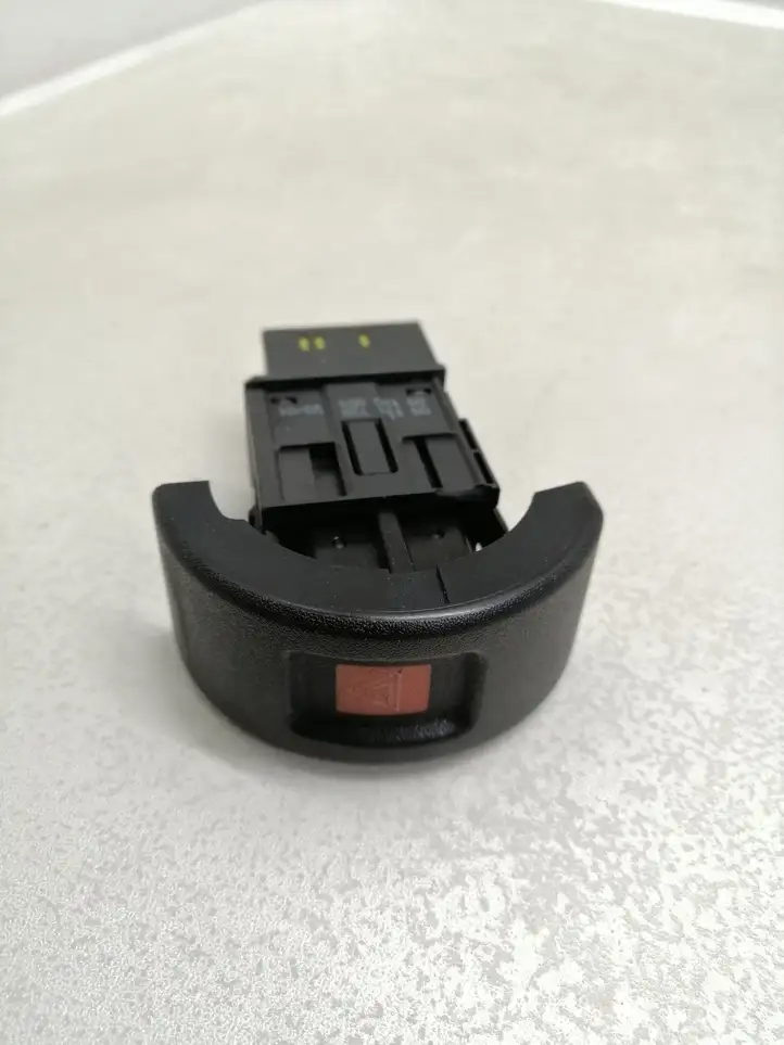 Opel Astra G (1998 - 2004) 09131728 Включатель аварийных фонарей — фото 1