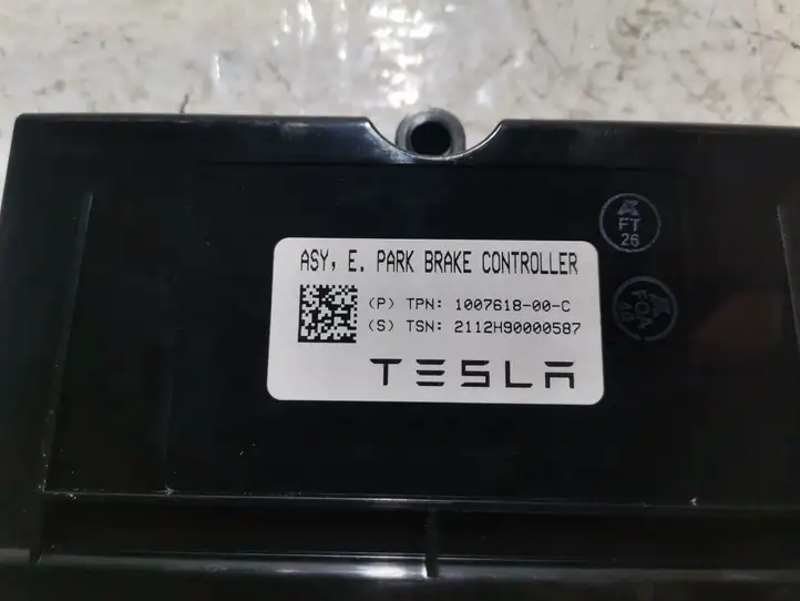 Tesla Model S (2012 - 2016) 100761800C Блок управления стояночным тормозом — фото 3