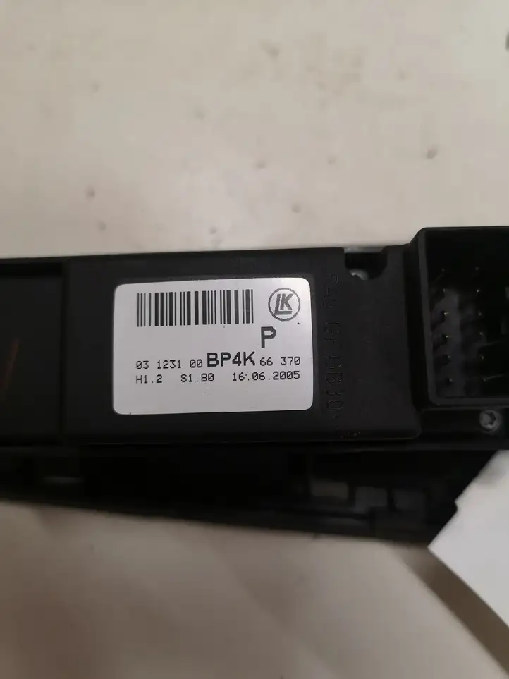Mazda 3 I (2003 - 2006) BP4K4281JA Кнопка стеклоподъемников — фото 3