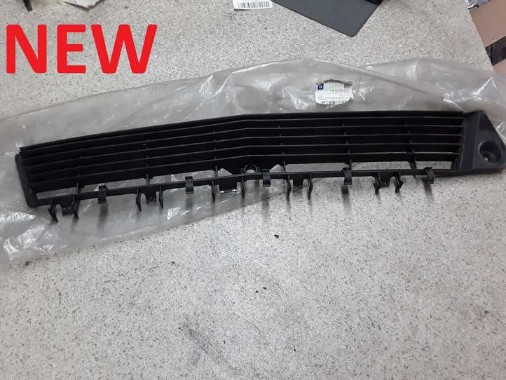 Opel Vectra (2002 - 2005)  09186126 Нижняя решётка (из трех частей)