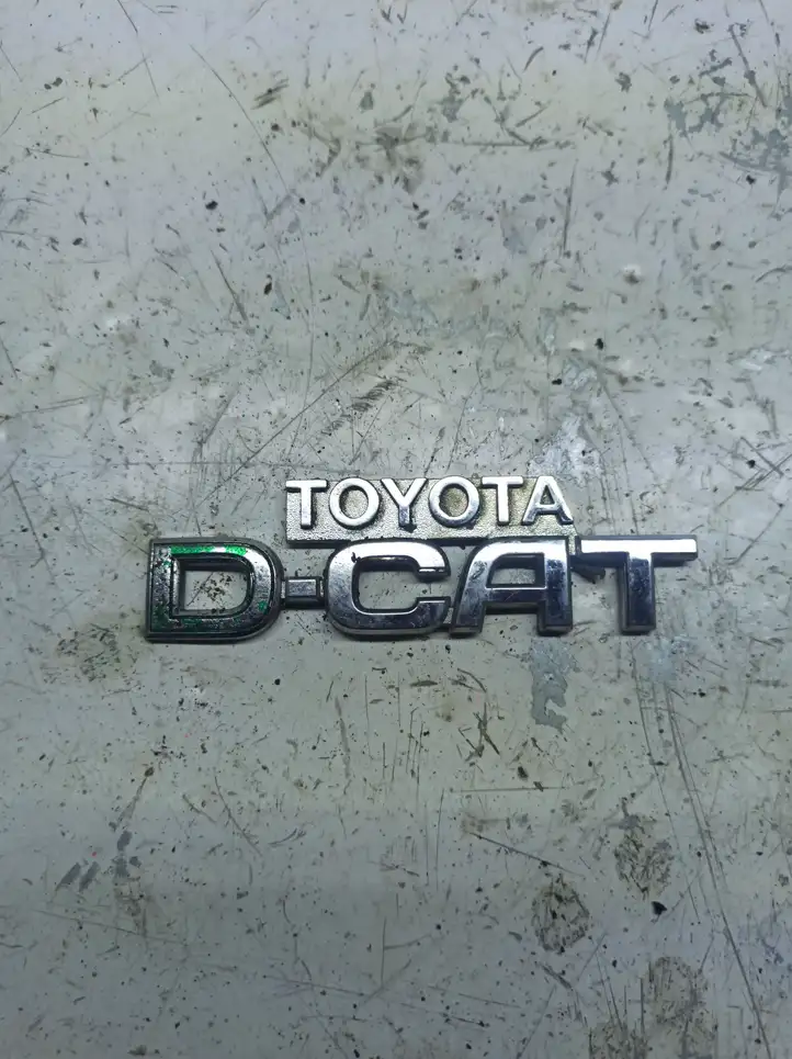 Toyota Corolla Verso AR10 (2004 - 2009) Эмблема производителя — фото 1