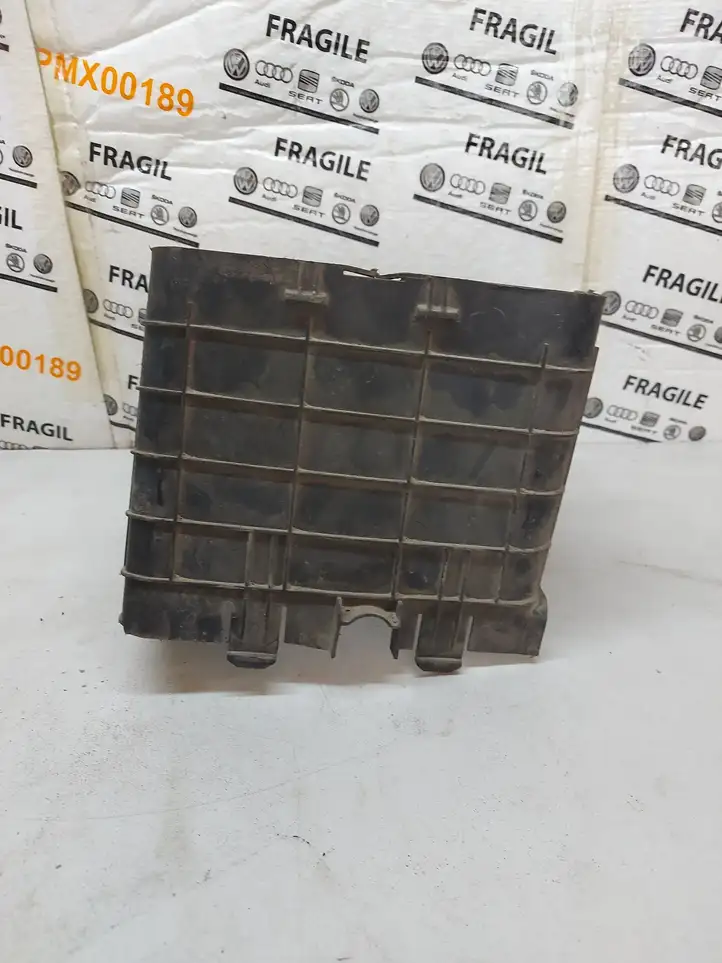 Volkswagen PASSAT B6 (2005 - 2010) 1K0915335C Перегородка аккумулятора — фото 4