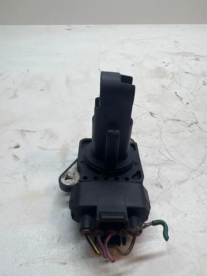Toyota Yaris (1999 - 2003) 2220422010 Датчик массового расхода воздуха — фото 2