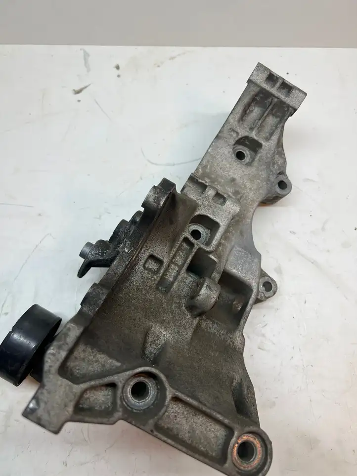 Audi A4 S4 B6 8E 8H (2000 - 2006) 030903143D Кронштейн насоса ГУР — фото 1