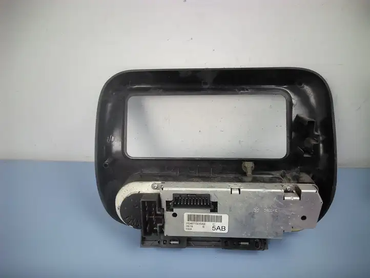 Chrysler Voyager (2001 - 2004) P04677935AB Блок управления климат-контролем — фото 2