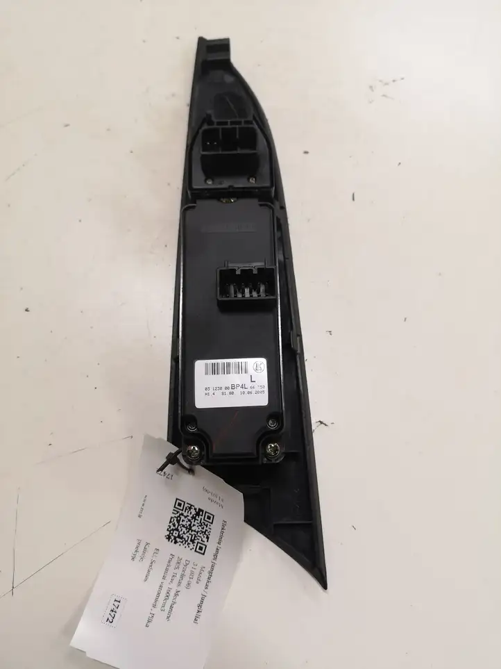 Mazda 3 I (2003 - 2006) BP4K4581JA Кнопка стеклоподъемников — фото 2