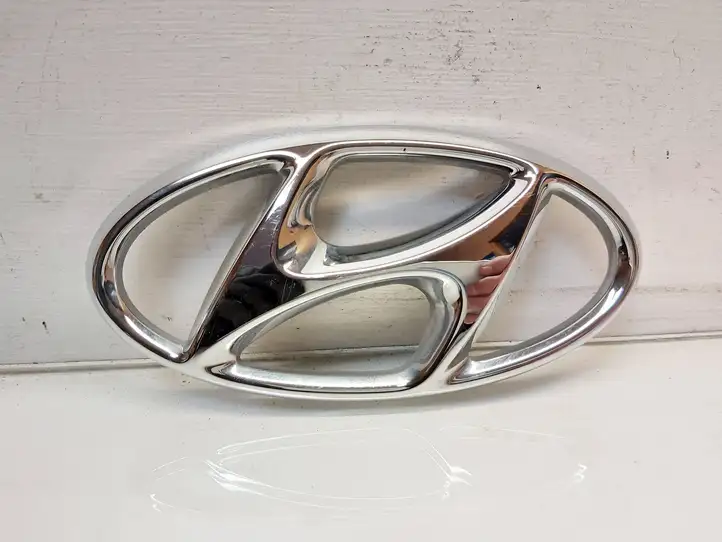 Hyundai Tucson LM (2010 - 2015) Эмблема автомобиля — фото 1