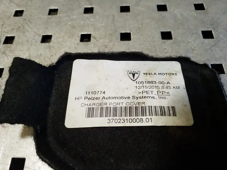 Tesla Model S (2016 - 2021) 105166300A Крышка зарядного разъема — фото 2