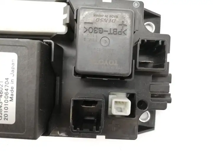 Toyota Prius (XW30) (2009 - 2015)  71405539 Ящик предохранителей (комплект)