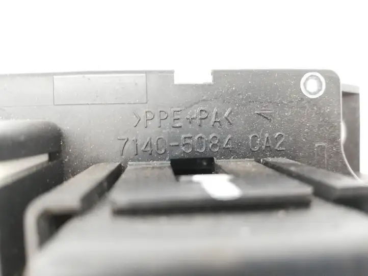 Toyota Prius (XW30) (2009 - 2015)  71405539 Ящик предохранителей (комплект)