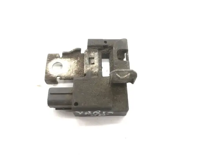 Toyota Yaris (2009 - 2012)   Узел подключения плюсовых проводов