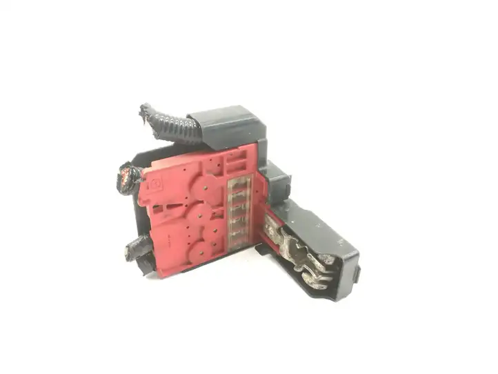 Mazda CX-5 (2011 - 2015)   Узел подключения плюсовых проводов