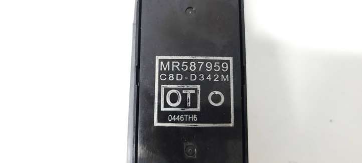 Mitsubishi Colt (2008 - 2012)  MR587959 Кнопка стеклоподъемников
