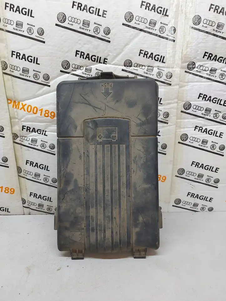 Volkswagen PASSAT B6 (2005 - 2010) 1K0915443C Крышка ящика аккумулятора — фото 1