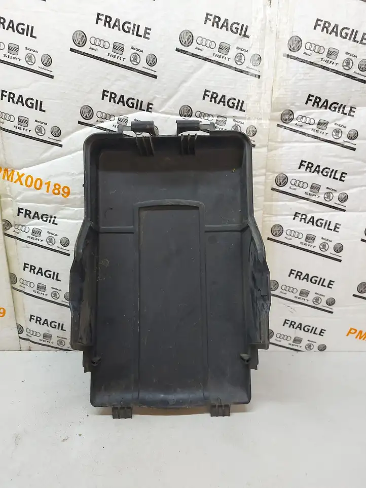 Volkswagen PASSAT B6 (2005 - 2010) 1K0915443C Крышка ящика аккумулятора — фото 2