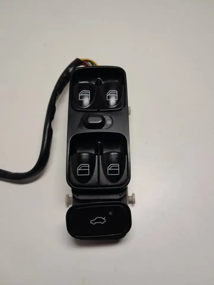 Mercedes-Benz C W203 (2000 - 2007) A2038200110 Другие включатели / ручки/ переключатели — фото 1