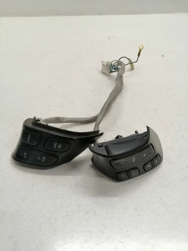 Mazda 5 (2005 - 2010) 153769 Кнопки на рулевом колесе — фото 1