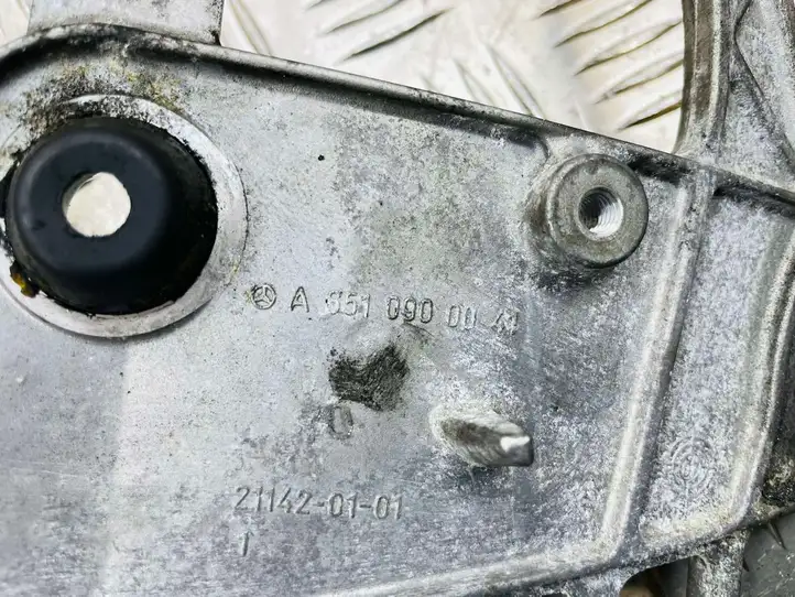 Mercedes-Benz C W204 (2007 - 2014) A6510900041 Кронштейн воздушного фильтра — фото 3