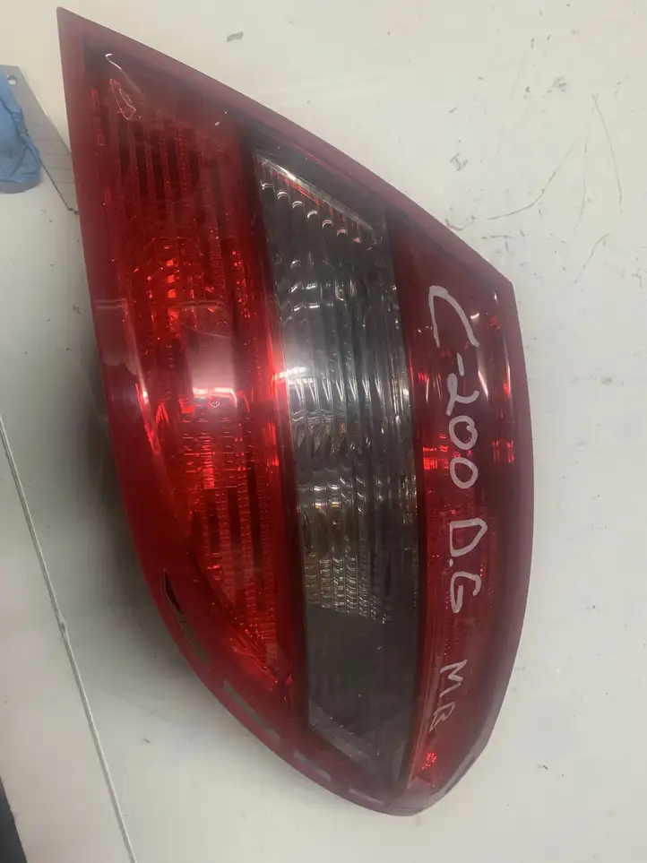 Mercedes-Benz C W204 (2007 - 2014) 2049068602 Задний фонарь в кузове — фото 1