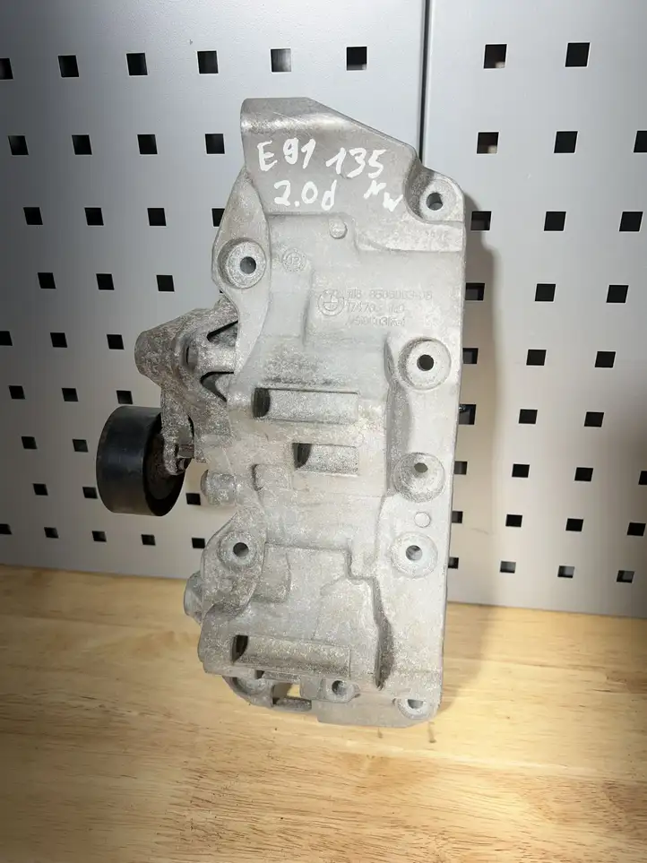 BMW 3 E90 E91 (2005 - 2012) 8506863 Кронштейн генератора — фото 1