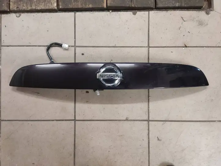 Nissan Juke I F15 (2010 - 2018) 308681KA6A Подсветка номера — фото 1