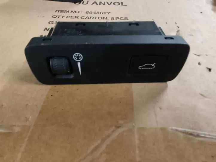 Volvo XC90 (2014 - 2019) 31376510 Кнопка закрытия крышки багажника — фото 1