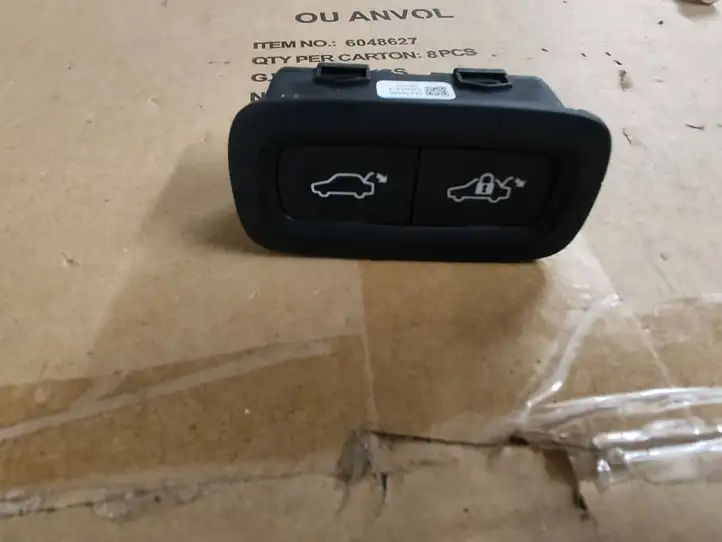 Volvo XC90 (2014 - 2019) 31376890 Кнопка закрытия крышки багажника — фото 1