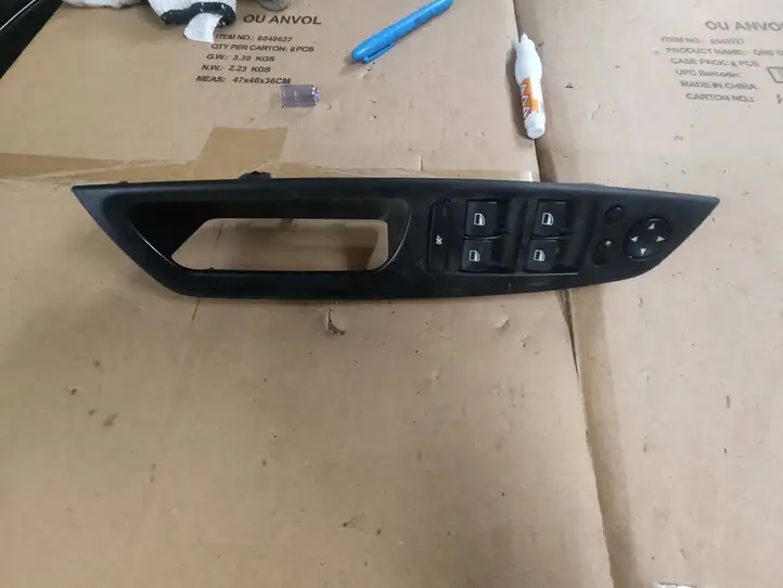 BMW X5 E70 (2006 - 2013) 9122121 Кнопка стеклоподъемников — фото 1