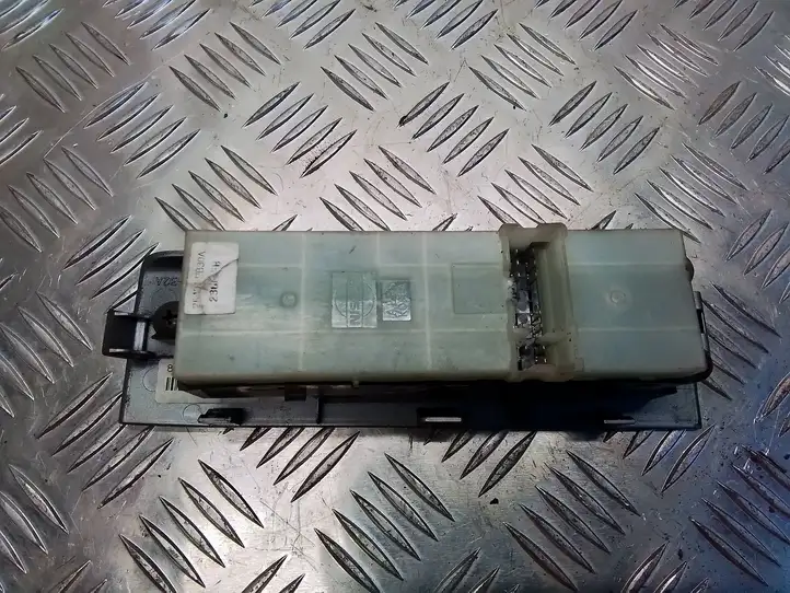 Nissan Navara D40 (2004 - 2015) Кнопка стеклоподъемников — фото 3