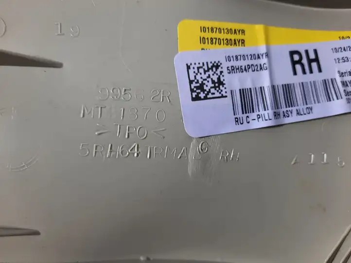 Chrysler Pacifica (2016 - ) 5RH64PD2AG Обшивка стойки C — фото 4