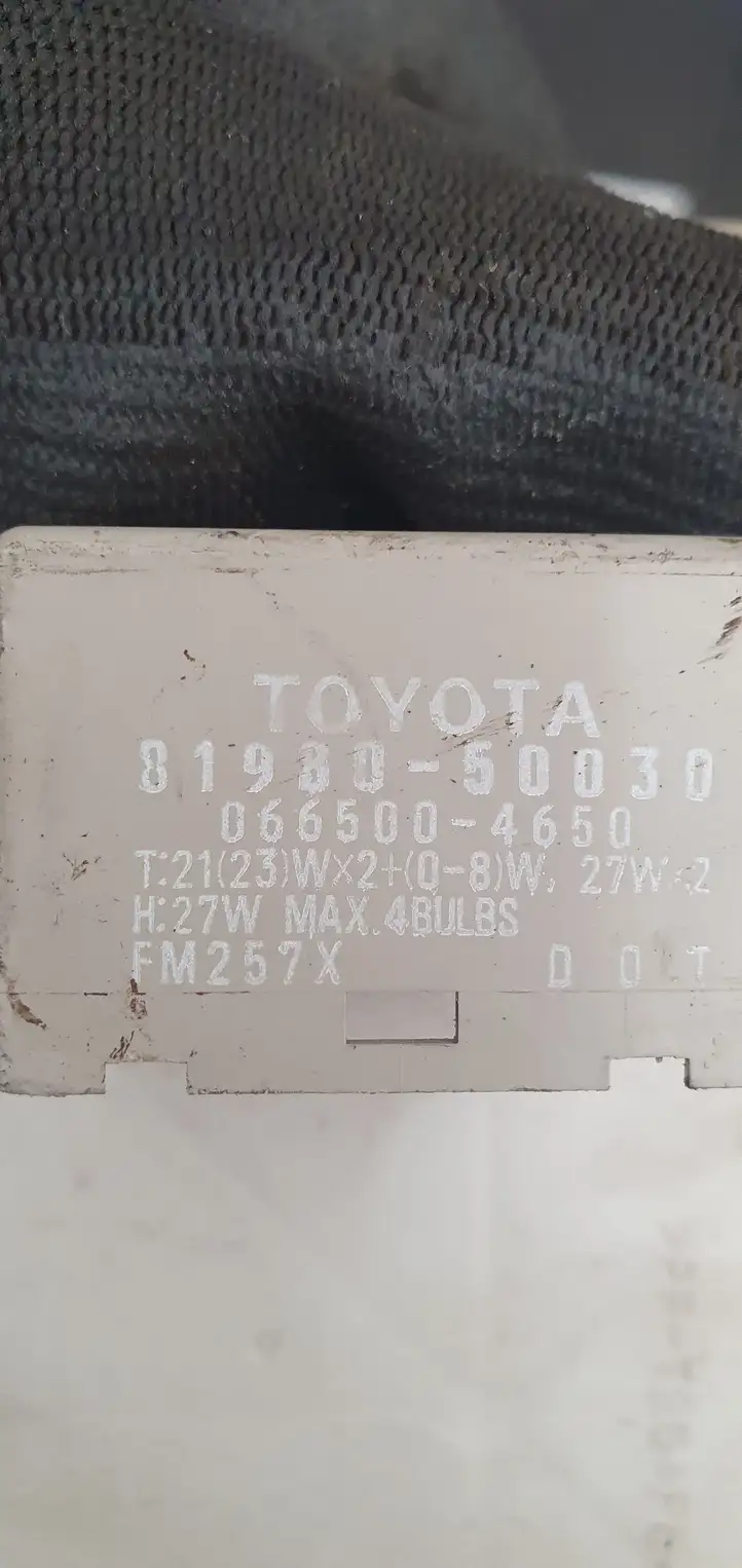 Toyota Land Cruiser (J120) (2002 - 2009) 8198050030 Блок предохранителей — фото 2
