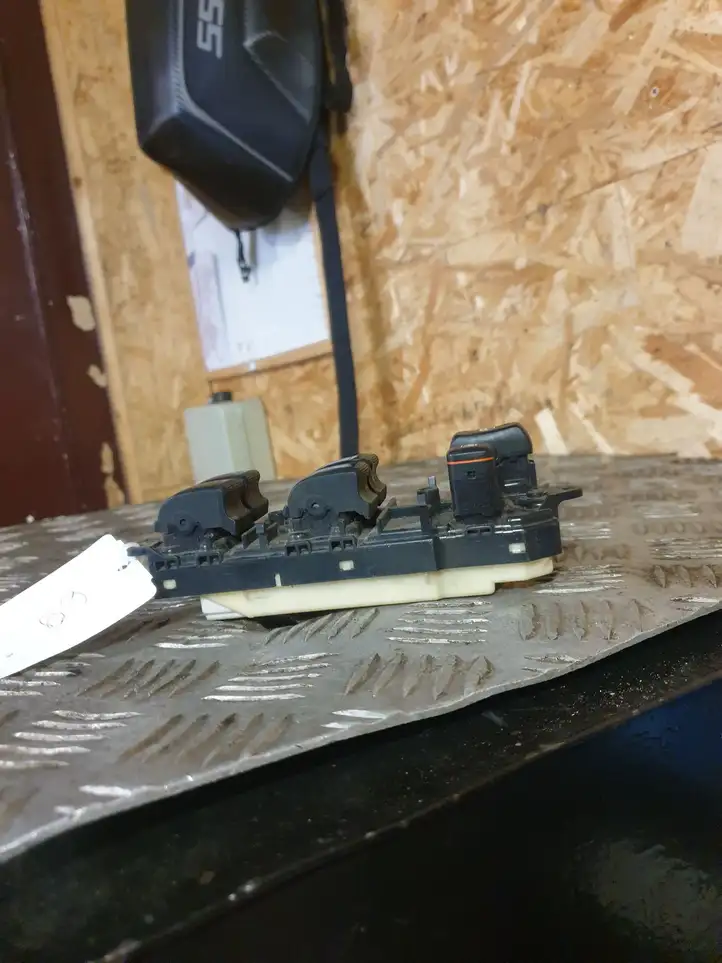 Toyota Avensis Verso (2001 - 2004) 8404044030 Блок кнопок стеклоподъемников — фото 4