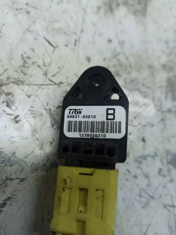 Toyota Corolla Verso AR10 (2004 - 2009) 8983105010 Датчик удара SRS — фото 2