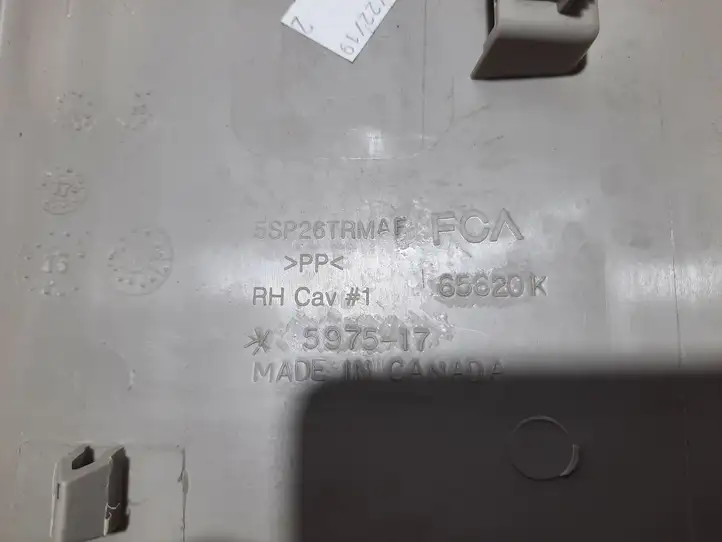 Chrysler Pacifica (2016 - ) 5SP26PD2AF Отделка нижней направляющей раздвижной двери — фото 4