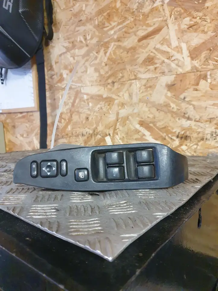 Subaru Legacy (1999 - 2003) 83071AE020 Кнопка стеклоподъемников — фото 1