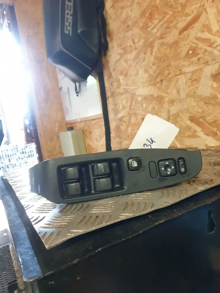 Subaru Legacy (1999 - 2003) 83071AE020 Кнопка стеклоподъемников — фото 1