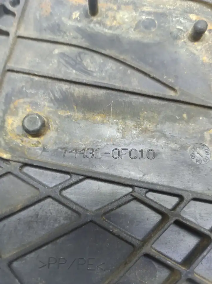 Toyota Corolla Verso AR10 (2004 - 2009) 744310F010 Площадка аккумулятора — фото 3