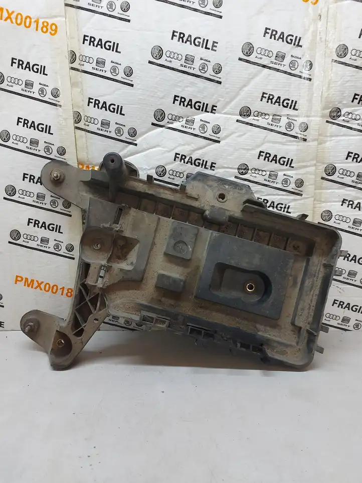 Volkswagen PASSAT B6 (2005 - 2010) 1K0915325A Площадка аккумулятора — фото 1