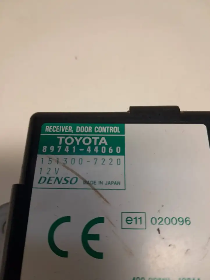 Toyota Avensis Verso (2004 - 2009) 8974144060 Блок управления дверью — фото 2
