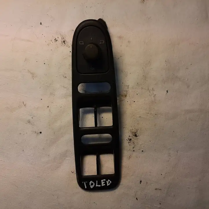 Seat Toledo II (1M) (1998 - 2006) 1M0857163B Прочие детали салона — фото 1