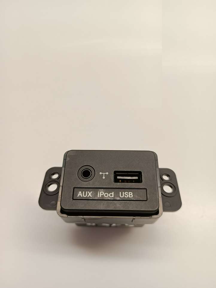 Kia Sorento (2009 - 2014)  961202P000 Разъем USB