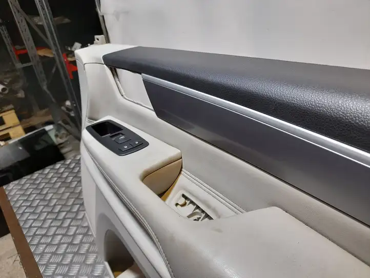 Volkswagen Routan (2008 - 2014) 1EZ461DVAD Обшивка задней двери — фото 4