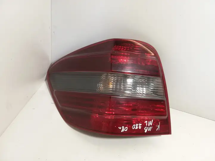 Mercedes-Benz ML W164 (2005 - 2011) A1648202164 Задний фонарь в кузове — фото 1