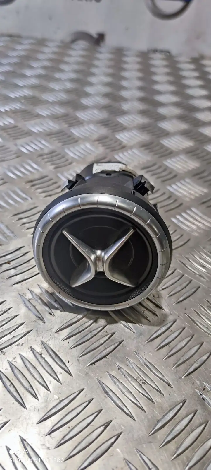 Mercedes-Benz CLA C117,X117,W117 (2013 - 2019) A1178300354 Центральный воздушный дефлектор — фото 1