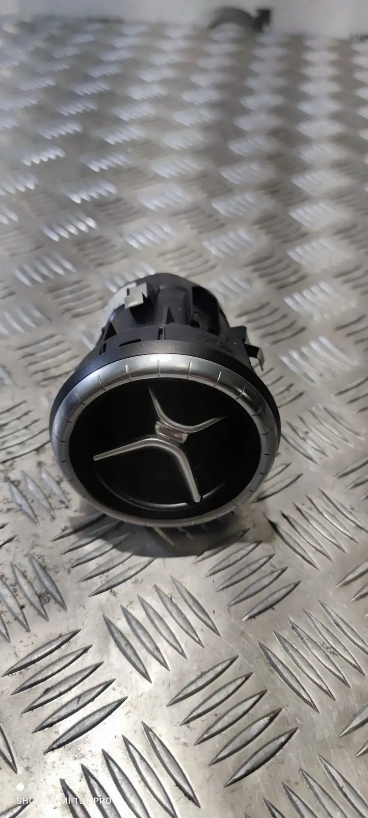 Mercedes-Benz CLA C117,X117,W117 (2013 - 2019) A1178300354 Центральный воздушный дефлектор — фото 1
