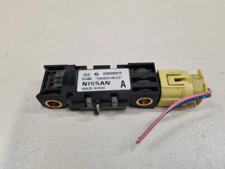 Nissan Primera (2001 - 2008) 98830AV600 Датчик удара SRS — фото 1