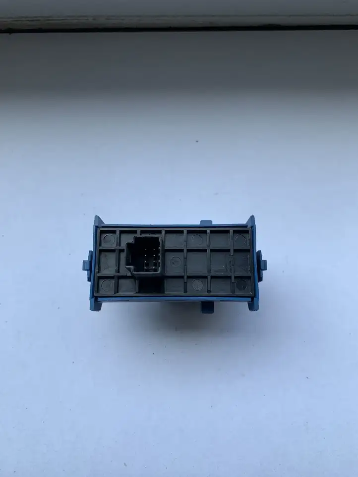 Toyota Avensis T270 (2009 - 2012) 8481005070 Кнопка стеклоподъемников — фото 2