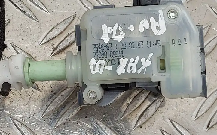 Toyota Avensis T250 (2006 - 2009) 7703005011 Привод замка крышки топливного бака — фото 2